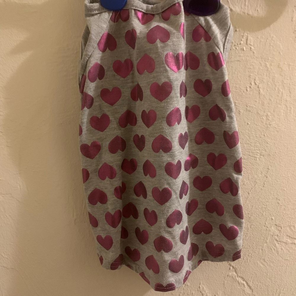 Sleeveless gray shirt with purple foil hearts, size Medium